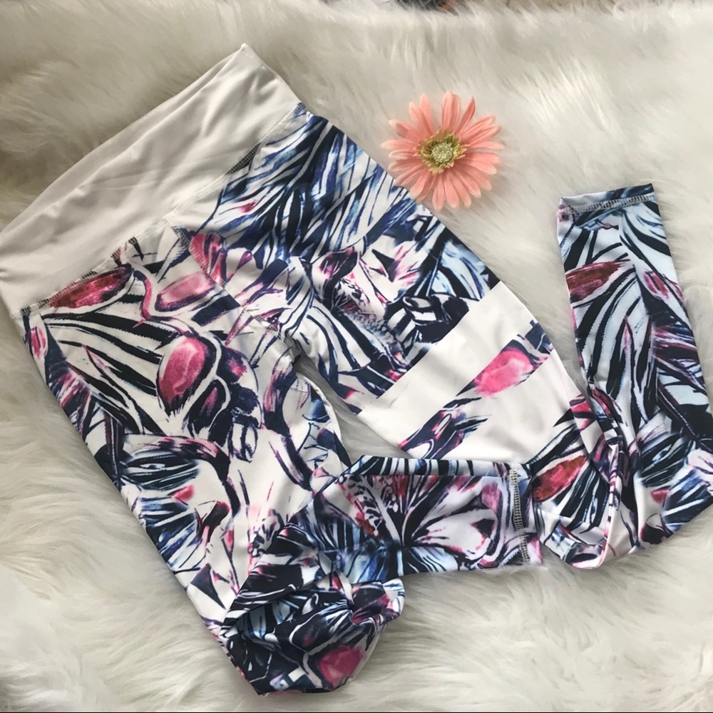 🎉HP🎉 📍LAST 1📍Floral & Leaf Printed  Leggings - Picture 2 of 7